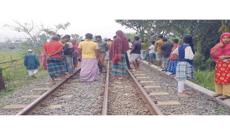 সন্তানকে বাঁচাতে রেললাইনে ঝাঁপ