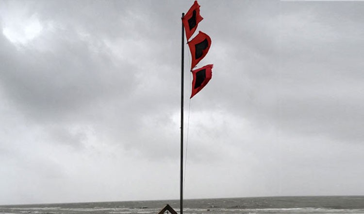 দেশের সমুদ্র বন্দরগুলোতে তিন নম্বর স্থানীয় সতর্ক সংকেত