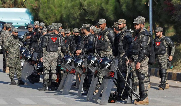 পাকিস্তানে ইমরান খানের হাজার হাজার সমর্থক আটক