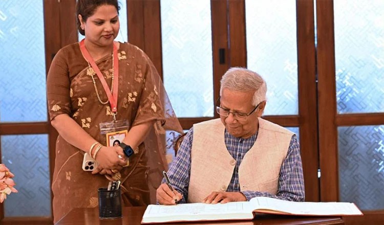 প্রধান উপদেষ্টা চট্টগ্রাম হার্ট ফাউন্ডেশন হাসপাতালের জমির দলিল হস্তান্তর করলেন