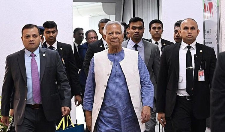 যুক্তরাজ্যে ৪ দিনের সরকারি সফর শেষে দেশে ফিরেছেন প্রধান উপদেষ্টা