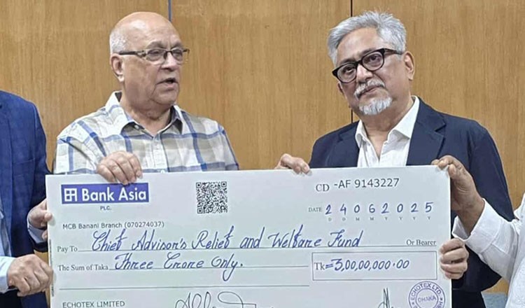 প্রধান উপদেষ্টার পক্ষে তিন কোটি টাকার আনুদানের চেক গ্রহণ করলেন ত্রাণ উপদেষ্টা