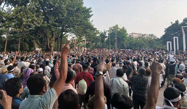 শহীদ মিনারে ৩য় দিনেও চলছে শিক্ষকদের অবস্থান কর্মসূচি