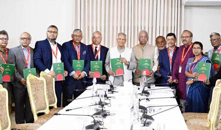 প্রধান উপদেষ্টার কাছে প্রতিবেদন জমা দিয়েছে শ্রম সংস্কার কমিশন