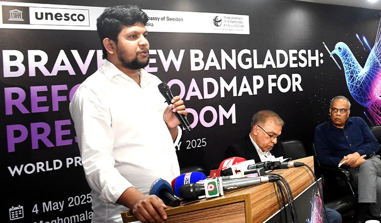 সংবাদমাধ্যম যত বেশি প্রশ্ন করবে রাষ্ট্রের দায়িত্বশীলরা তত বেশি সচেতন এবং দায়িত্বশীল হবে : মাহফুজ আলম