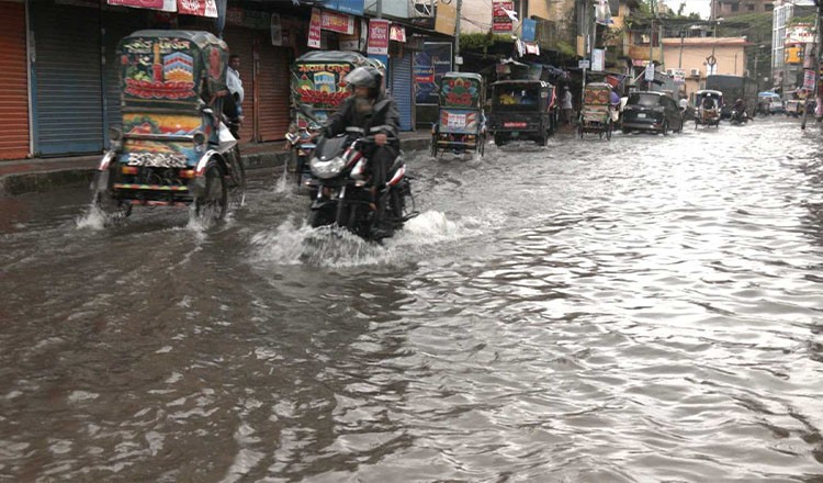 বরিশালে টানা বৃষ্টিতে বিভিন্ন সড়কে জলাবদ্ধতা, জন দুর্ভোগ