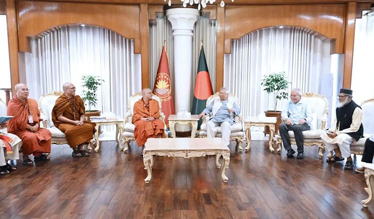 প্রবারণা পূর্ণিমা উদযাপন: প্রধান উপদেষ্টার সঙ্গে বৌদ্ধ নেতাদের শুভেচ্ছা বিনিময়