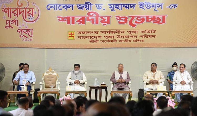 ঢাকেশ্বরী মন্দির পরিদর্শনে উপস্থিত ছিলেন প্রধান উপদেষ্টা