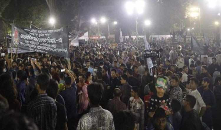 শহীদ মিনারে সর্বস্তরের মানুষের শ্রদ্ধা