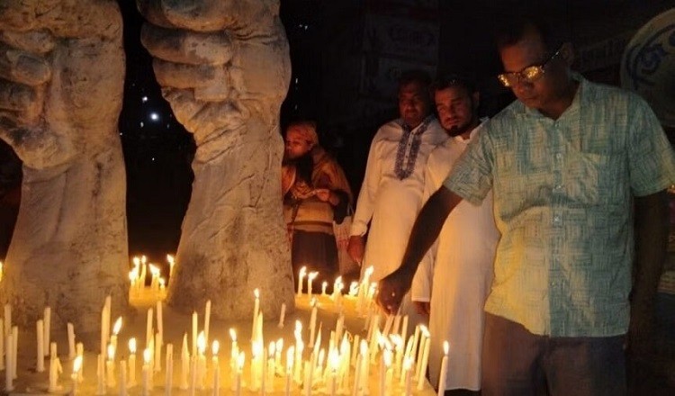 নিহতদের স্মরণে মোমবাতি প্রজ্বালন