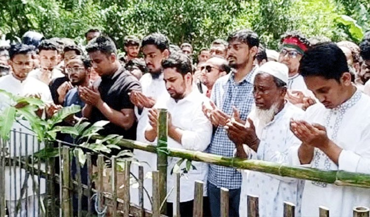 শহীদ আবু সাঈদের কবর জিয়ারতের করলেন এনসিপির কেন্দ্রীয় নেতারা