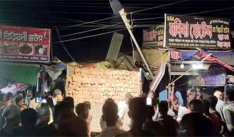 চট্টগ্রামে ট্রাক নিয়ন্ত্রণ হারিয়ে দোকানে, নিহত ২