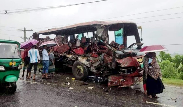 তিন নারী গার্মেন্টসকর্মী নিহত মানিকগঞ্জে বাস-ট্রাক সংঘর্ষে