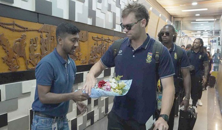 টেস্ট খেলতে ঢাকায় পৌঁছেছে দক্ষিণ আফ্রিকা দল