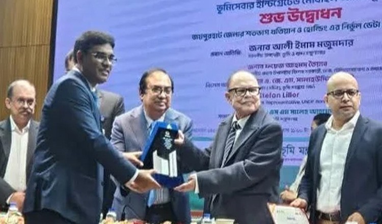 ভূমি খাতে উন্নয়নমূলক অবদানে সম্মাননা পেলেন সাবেক ডিসি সাবেত আলী