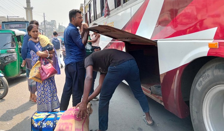 স্বস্তিতেই ঢাকায় ফিরছে মানুষ