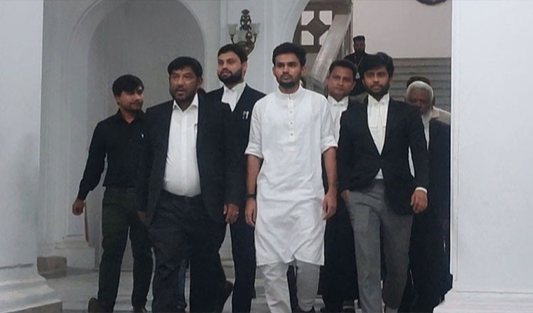 মানবতাবিরোধী অপরাধে জড়িতদের দৃষ্টান্তমূলক শাস্তি দাবি করেছেন উপদেষ্টা আসিফ মাহমুদ