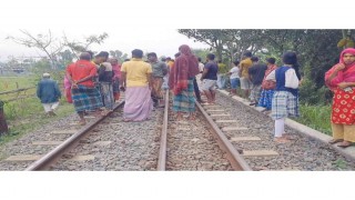 সন্তানকে বাঁচাতে রেললাইনে ঝাঁপ