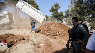 গাজায় কবর খুঁড়ে লাশ বের করছে ইসরায়েল