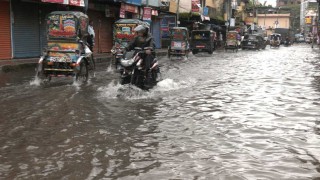 বরিশালে টানা বৃষ্টিতে বিভিন্ন সড়কে জলাবদ্ধতা, জন দুর্ভোগ