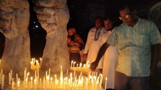 নিহতদের স্মরণে মোমবাতি প্রজ্বালন