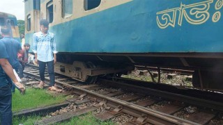 রাজধানীর ঢাকা বিমানবন্দর রেলস্টেশন এলাকায় লাইনচ্যুত ট্রেন উদ্ধার