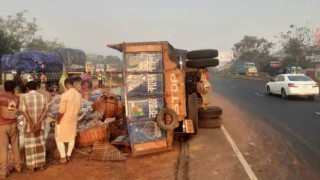 কুমিল্লায় ট্রাক উল্টে প্রাণ গেল ৪ জনের