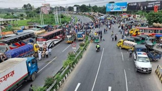 ঢাকা-টাঙ্গাইল মহাসড়কে শিক্ষার্থীদের অবরোধ, তীব্র যানজট
