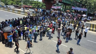 ঢাকা-আরিচা মহাসড়ক অবরোধ করেছে জাবি শিক্ষার্থীরা