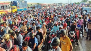 পদ্মা সেতুতে যানবাহনের চাপ, টোল আদায়ে হিমশিম