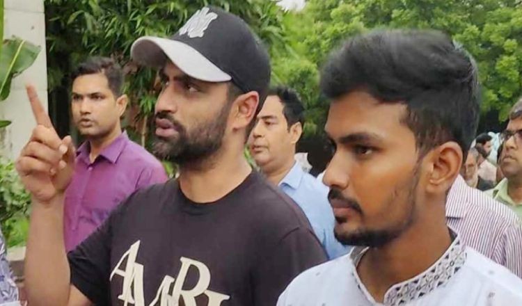 ক্রীড়া উপদেষ্টাকে বিসিবি কার্যালয় ঘুরে দেখালেন তামিম