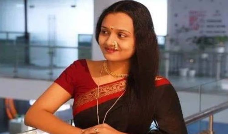 অভিশ্রুতিকে দাফন করতে চান বাবা, দাহ করারও দাবি উঠেছে