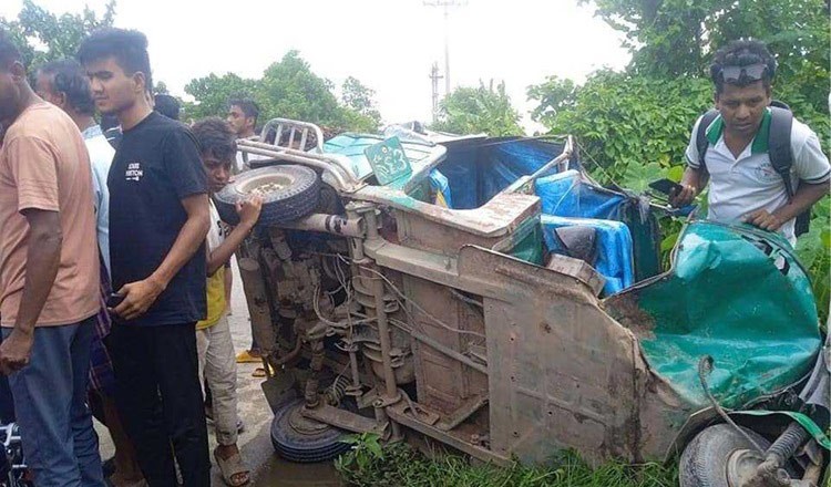 যাত্রীবাহী বাস-অটোরিকশার সংঘর্ষে মা-ছেলে নিহত বরিশালে