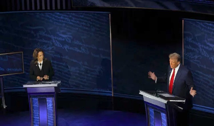 ট্রাম্প ও কমলার বিতর্ক : অর্থনীতি নিয়ে তীব্র আক্রমণ