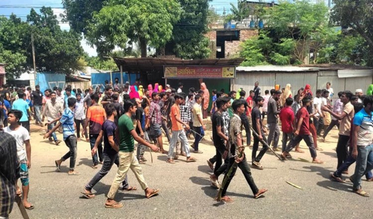 ঢাকা-ময়মনসিংহ মহাসড়ক অবরোধ করে টঙ্গীতে শ্রমিকদের বিক্ষোভ
