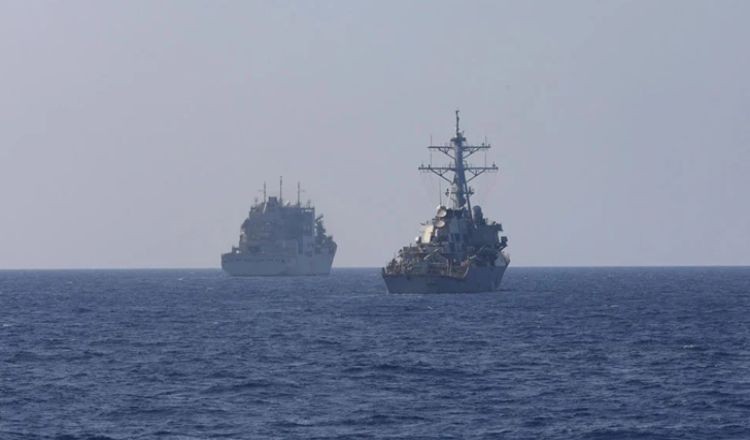 হুথিদের ভয়ে পিছিয়ে গেল ২ মার্কিন জাহাজ