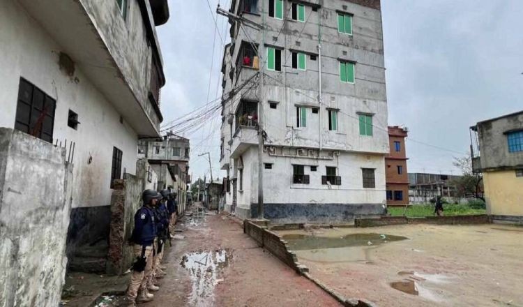 নারায়ণগঞ্জে একটি বাড়ি ঘিরে রেখেছে পুলিশ,  জঙ্গি আস্তানা সন্দেহ