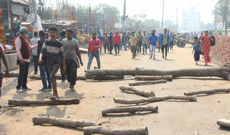 খুলনায় ম্যাজিস্ট্রেটদের ওপর হামলা-ভাঙচুর