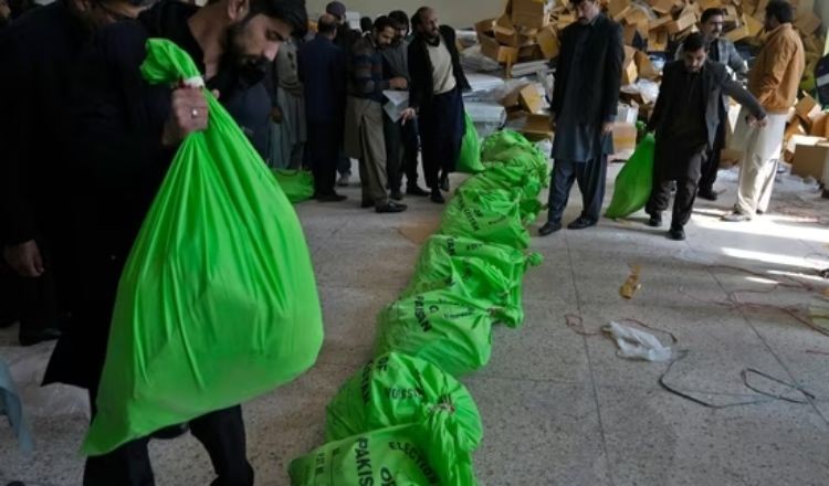 পাকিস্তানে ভোটগ্রহণ শেষ, চলছে গণনা