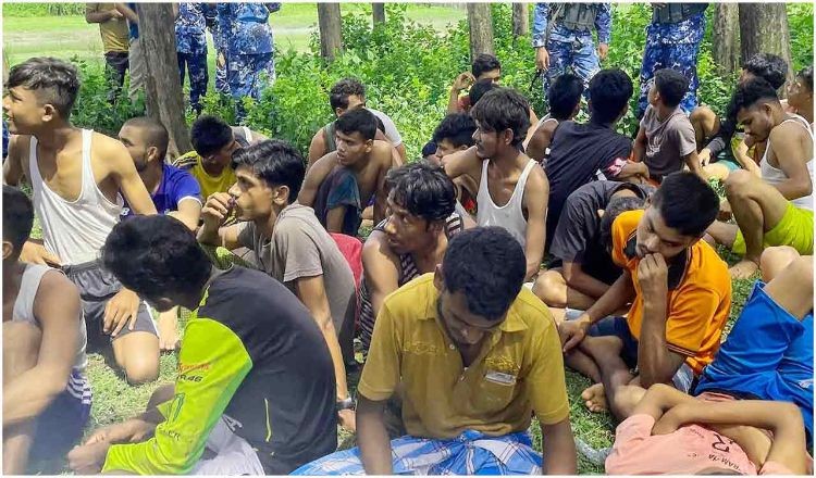 সাগরে শতাধিক রোহিঙ্গা গ্রেফতার