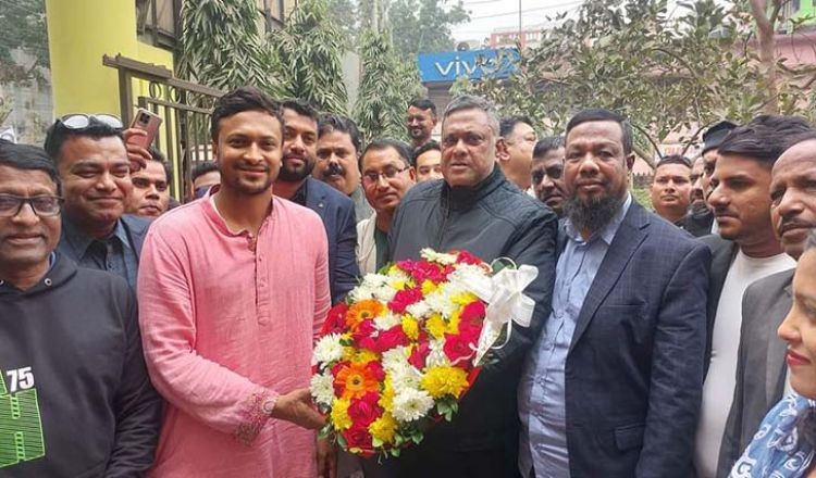 হঠাৎ যে কারণে মাগুরায় ফিরলেন সাকিব