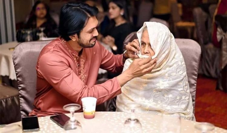 মাকে স্মরণ করে ফেসবুকে যা লিখলেন আরিফিন শুভ